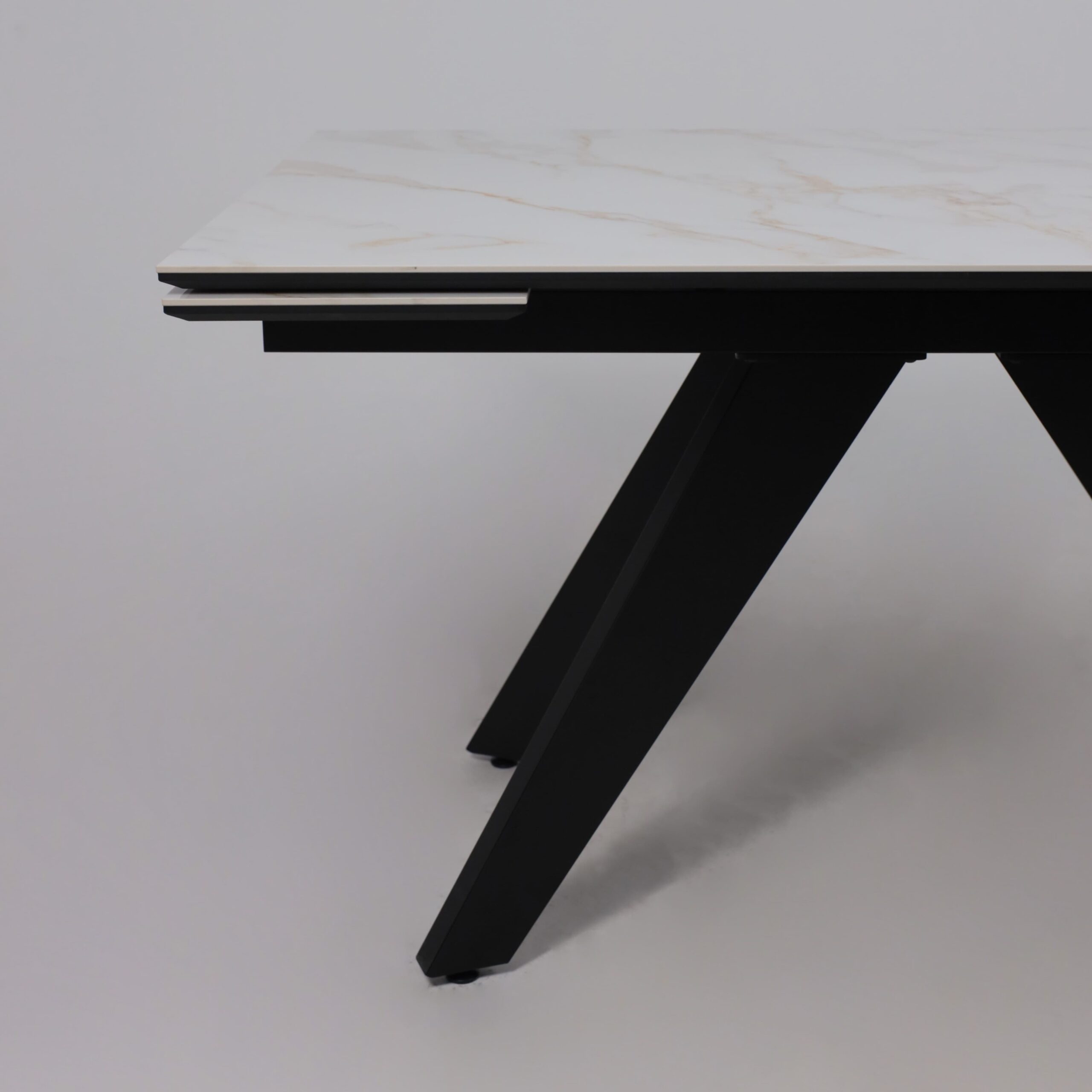 Стол AV 2122, МДФ+керамика, раздвижной 1400 (2000)*850 белый, глянцевый CARLA LARKIN/черный