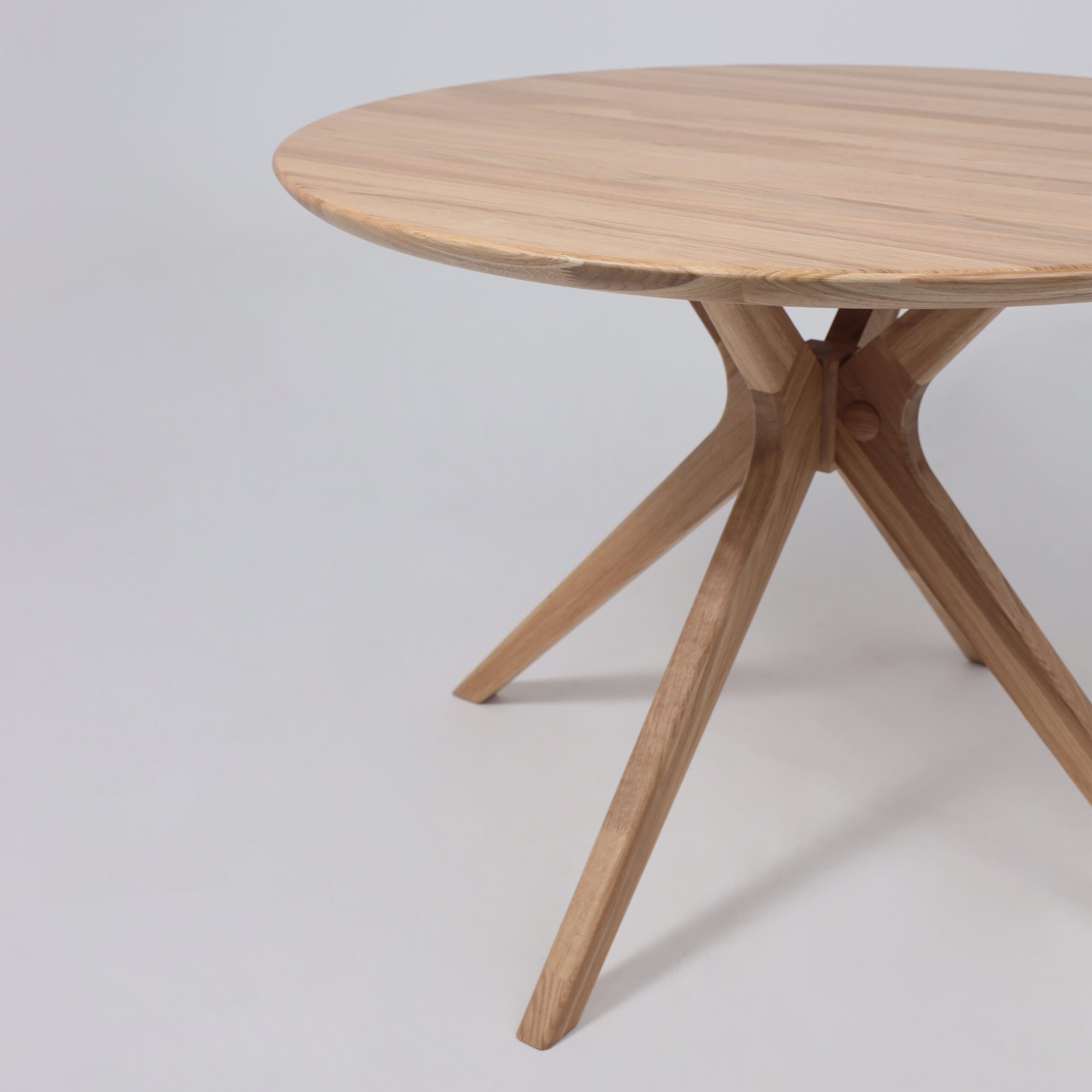 Стол ОЛДЕН, d950*760 (001Д), дуб натуральный/покрытие бесцветное