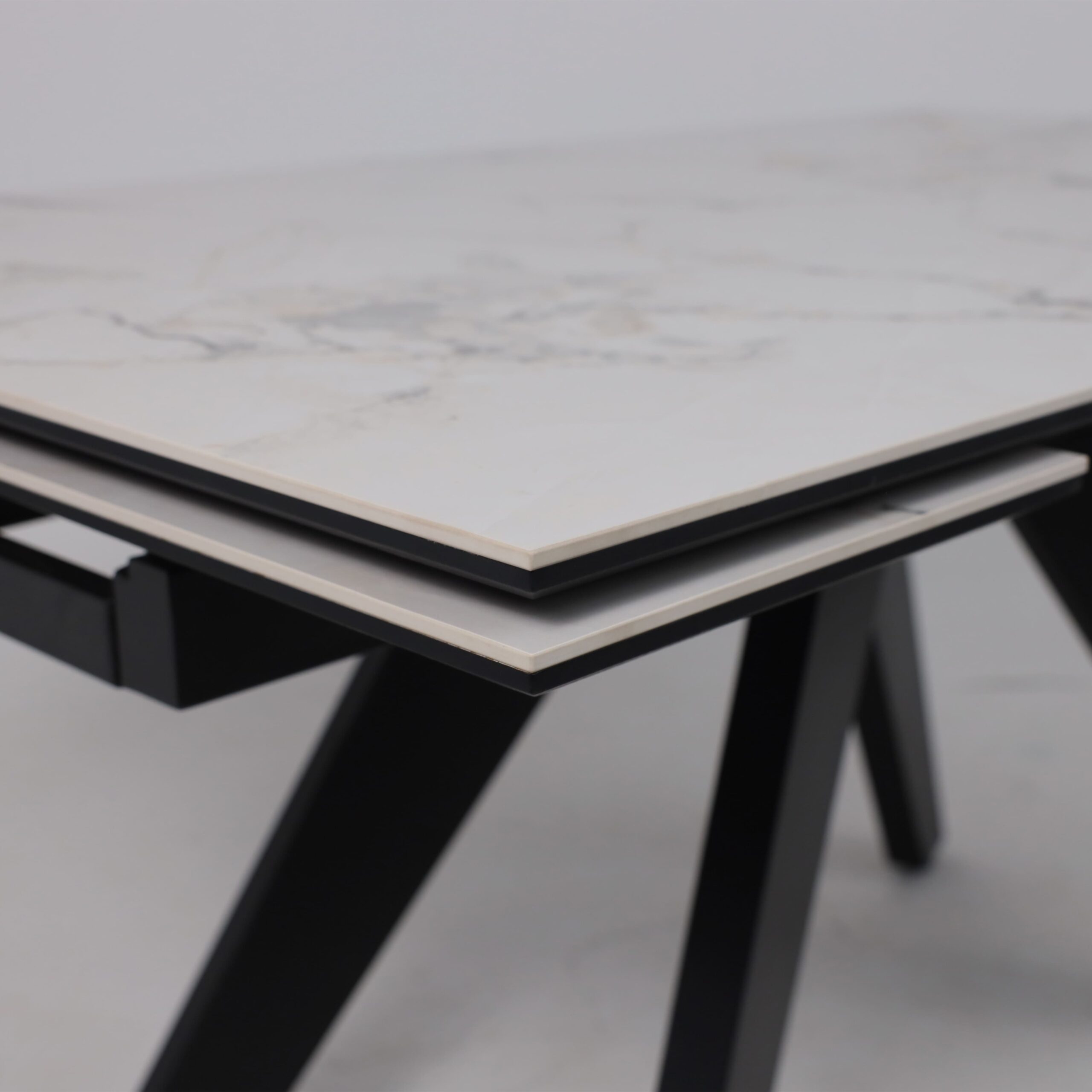 Стол AV 2122, МДФ+керамика, раздвижной 1400 (2000)*850 натуральный, глянцевый GOLD JADE/черный