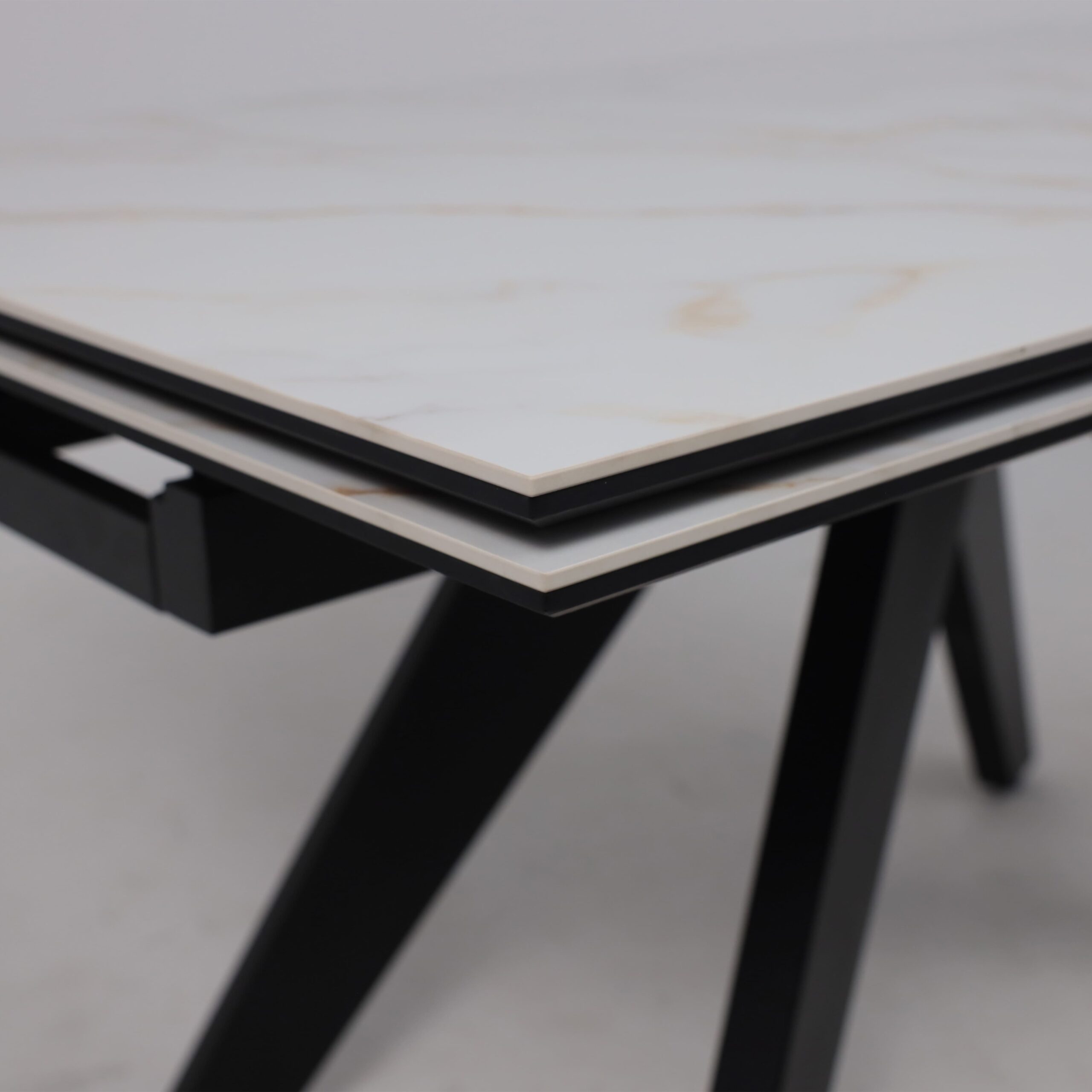 Стол AV 2122, МДФ+керамика, раздвижной 1400 (2000)*850 белый, глянцевый CARLA LARKIN/черный