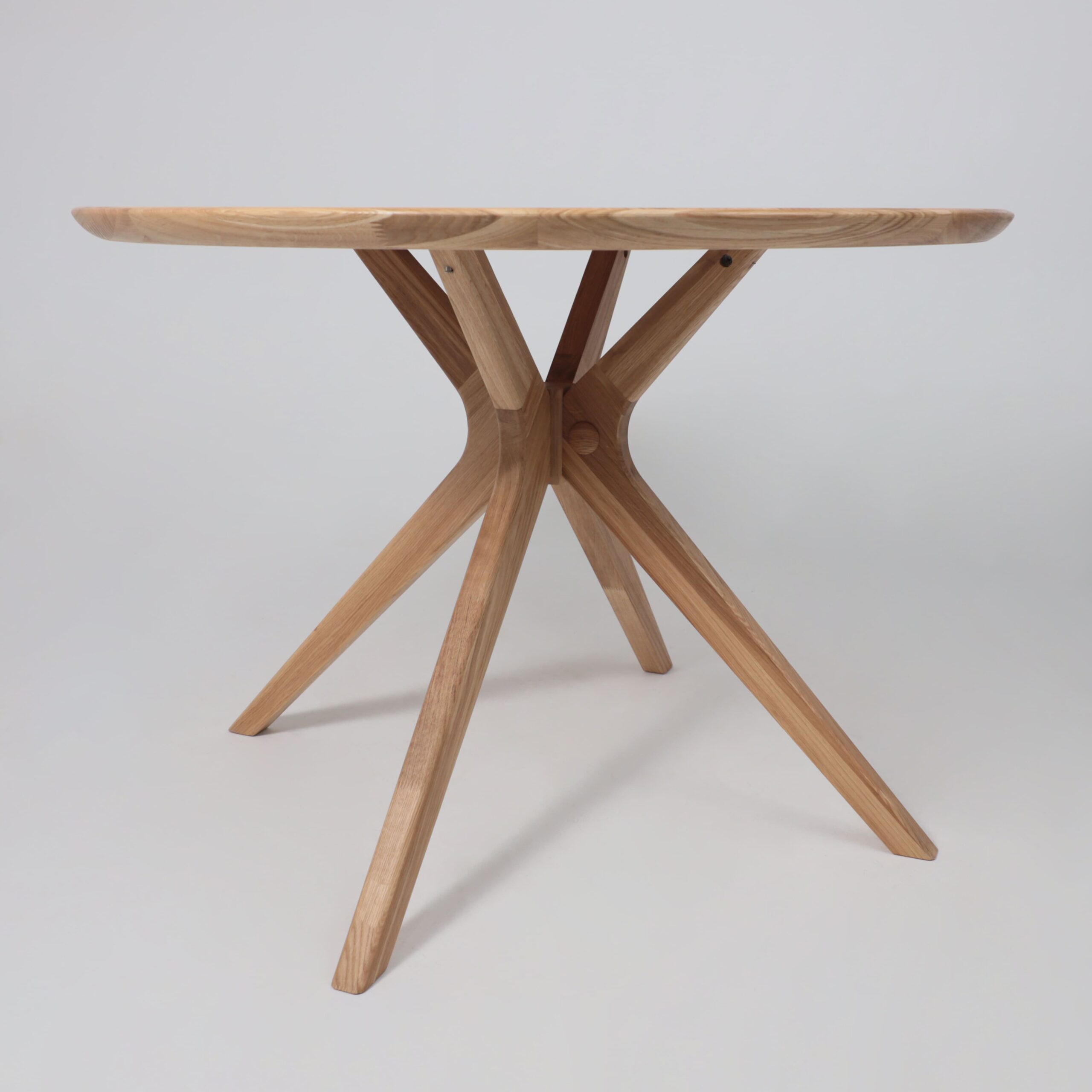 Стол ОЛДЕН, d950*760 (001Д), дуб натуральный/покрытие бесцветное